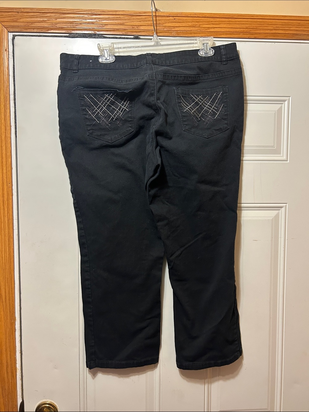 Christopher & Banks Women’s Black Embroidered Back-Pocket Capris 16